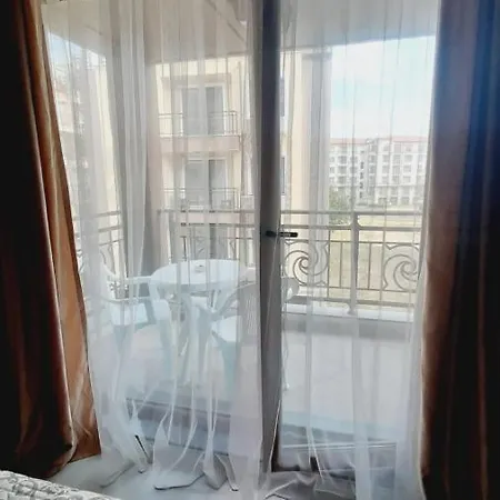 Rose Gardens 아파트